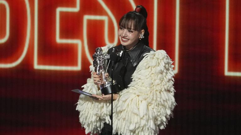 Musikerin Lisa nimmt am 27.09.2026, im Peacock Theater in Los Angeles bei den MTV Video Music Awards den Preis für den besten Pop-Song für „Dream feat. Kentara Sakaguchi“ entgegen. 