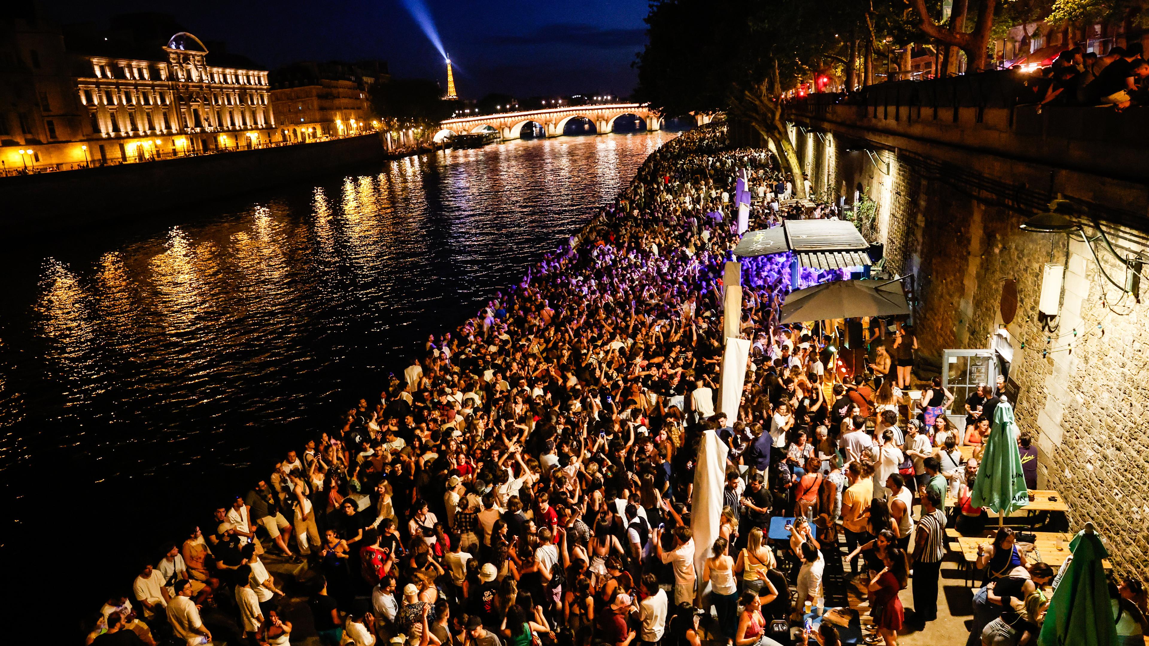 Menschen feiern während der "Fête de la Musique" am Seine-Ufer in Paris am 21. Juni 2025. 