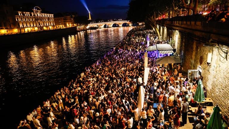 Menschen feiern während der "Fête de la Musique" am Seine-Ufer in Paris am 21. Juni 2025. 