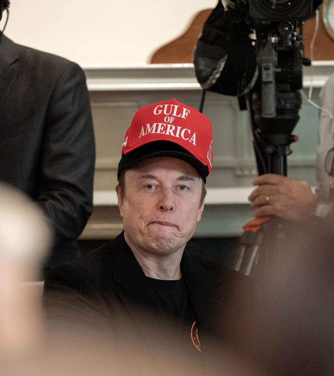 Elon Musk mit einer Gulf of America Kappe.