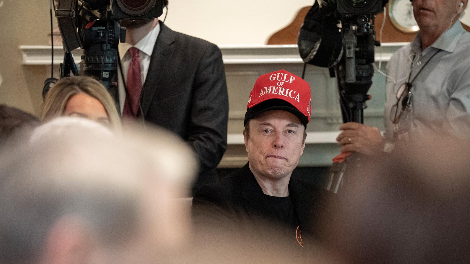 Elon Musk mit einer Gulf of America Kappe.