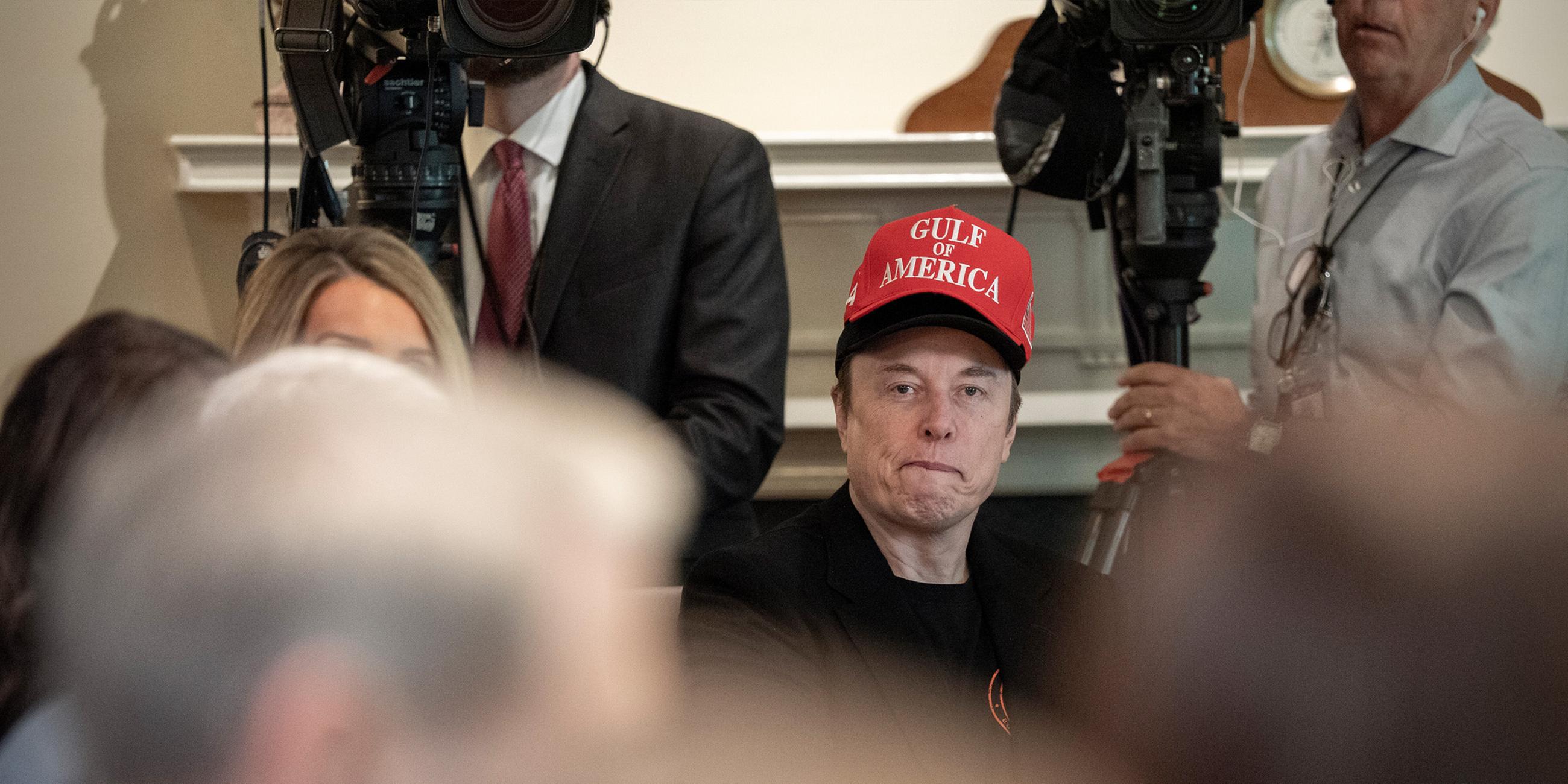 Elon Musk mit einer Gulf of America Kappe.