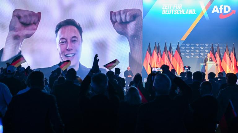 Archiv:  Über eine Videoeinblendung unterhält sich US-Miliardär Elon Musk mit Alice Weidel (r), Bundesvorsitzende der AfD, beim Wahlkampfauftakt der AfD. 