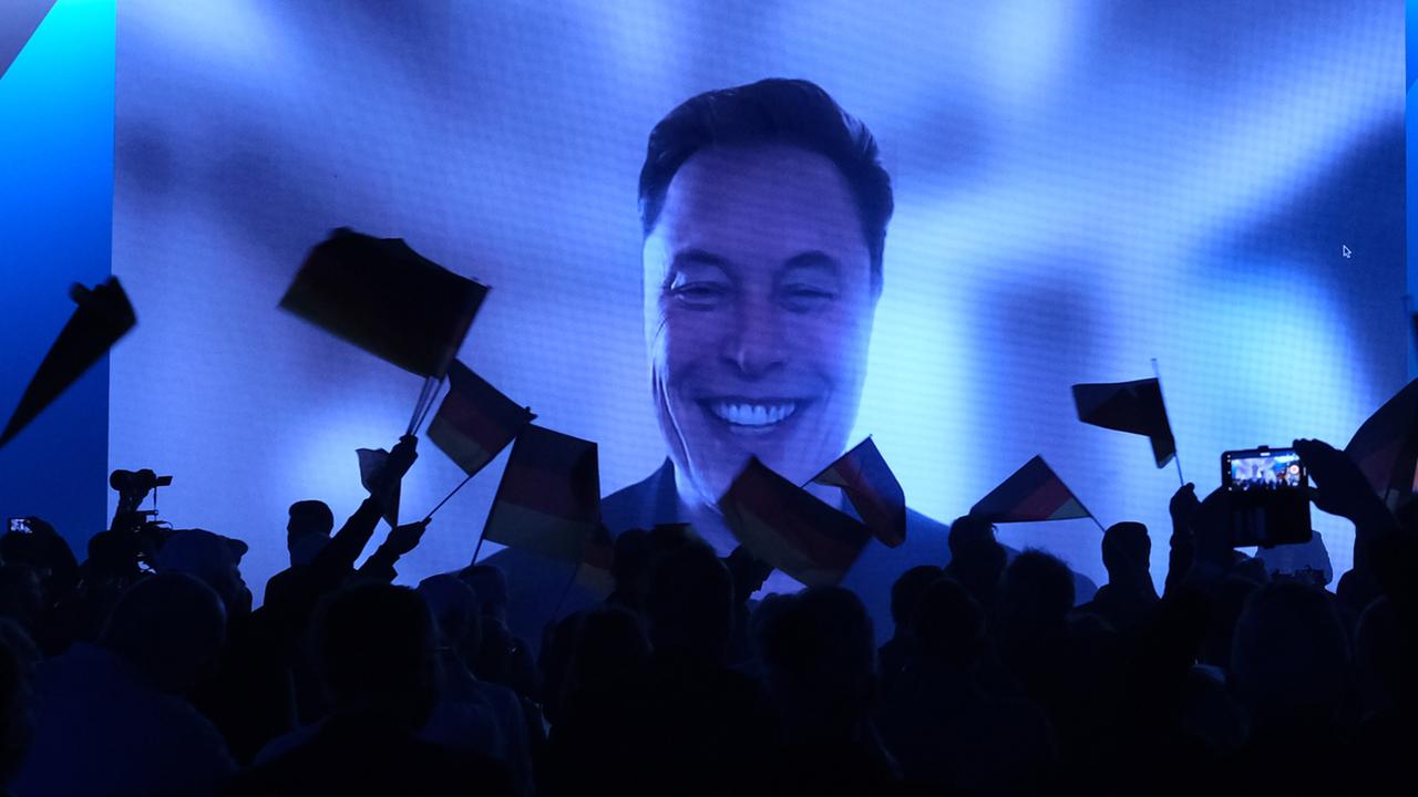 US-Milliardär Elon Musk wird während des Wahlkampfauftakts der AfD gezeigt.