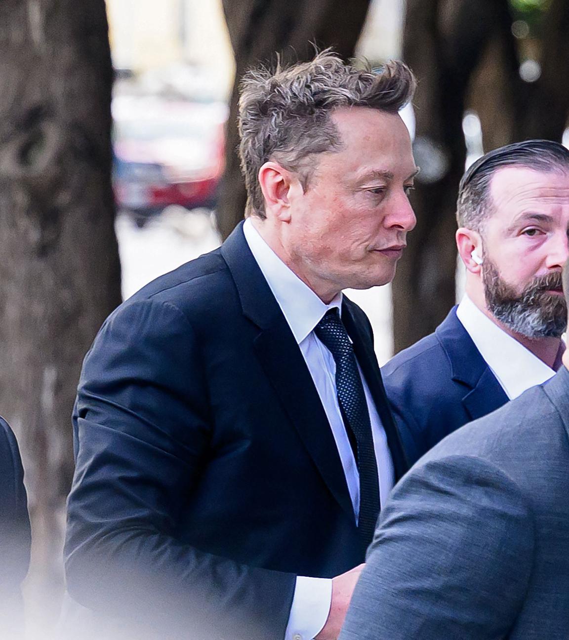 Elon Musk erscheint vor Gericht.