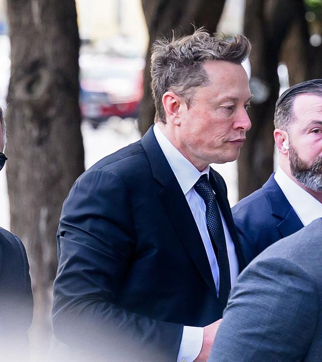 Elon Musk erscheint vor Gericht.