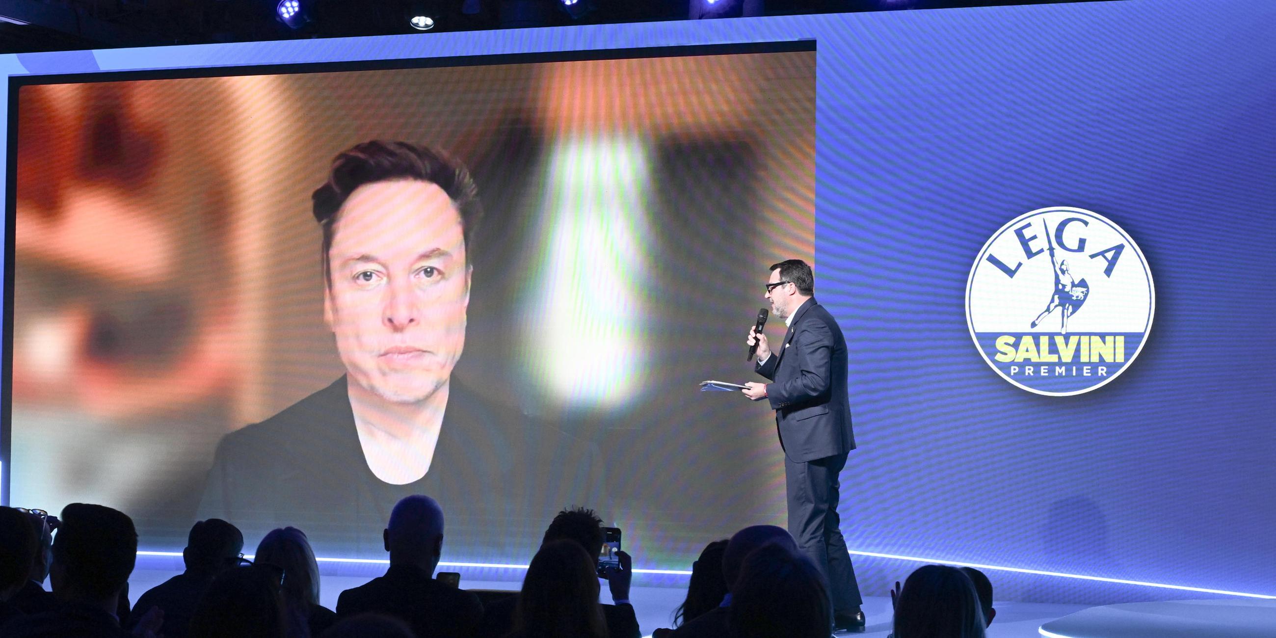 Elon Musk ist in einem Videocall zu sehen auf einer großen Leinwand beim Parteikongress der Lega in Florenz, Italien.