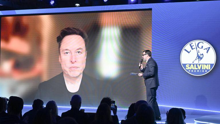 Elon Musk ist in einem Videocall zu sehen auf einer großen Leinwand beim Parteikongress der Lega in Florenz, Italien.