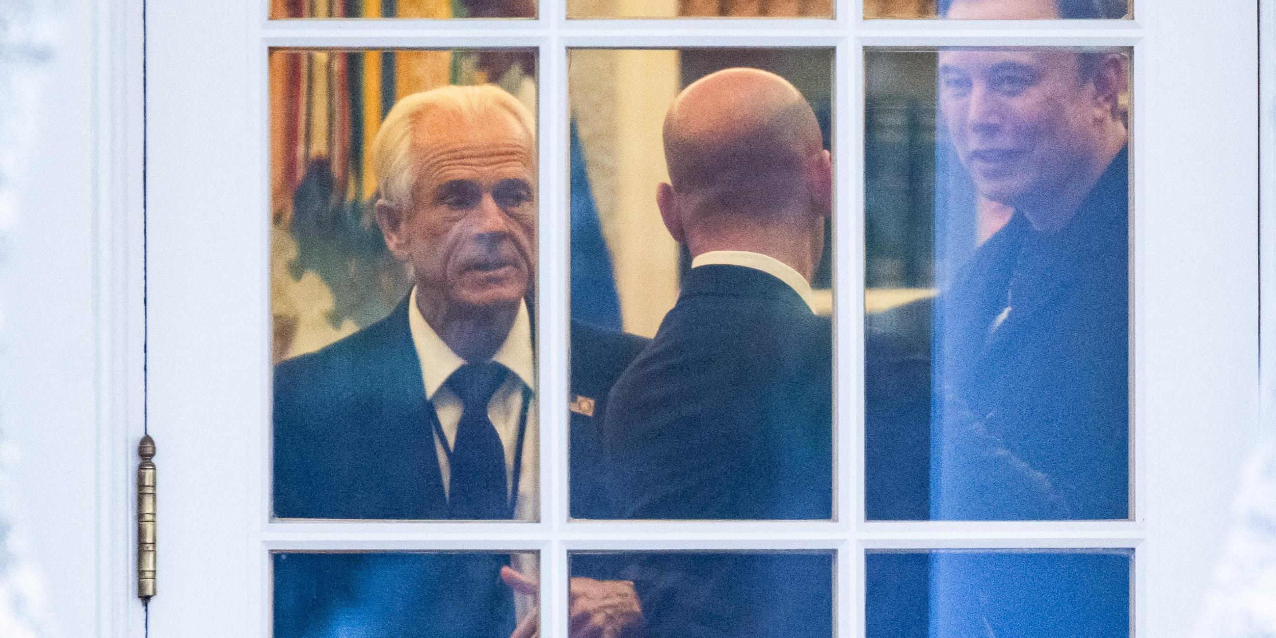 Der leitende Berater des Präsidenten für Handel und Produktion, Peter Navarro, der stellvertretende Stabschef des Weißen Hauses für Politik und Heimatschutzberater Stephen Miller und Elon Musk sprechen im Oval Office des Weißen Hauses