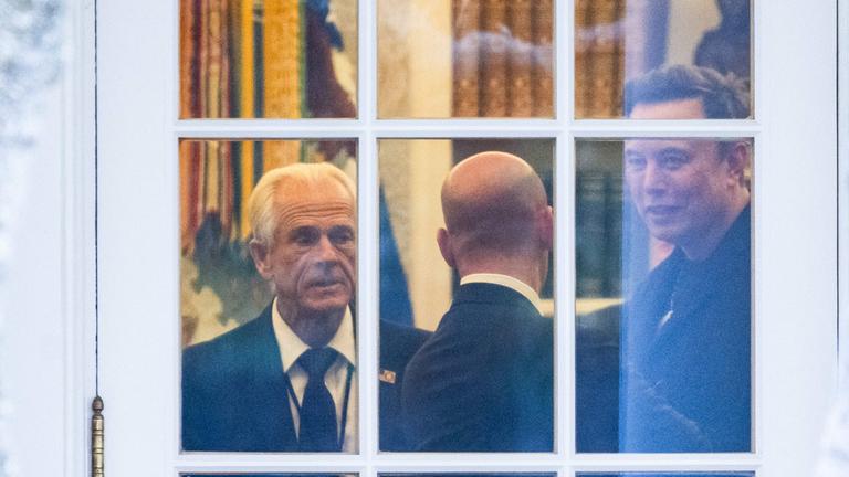 Der leitende Berater des Präsidenten für Handel und Produktion, Peter Navarro, der stellvertretende Stabschef des Weißen Hauses für Politik und Heimatschutzberater Stephen Miller und Elon Musk sprechen im Oval Office des Weißen Hauses