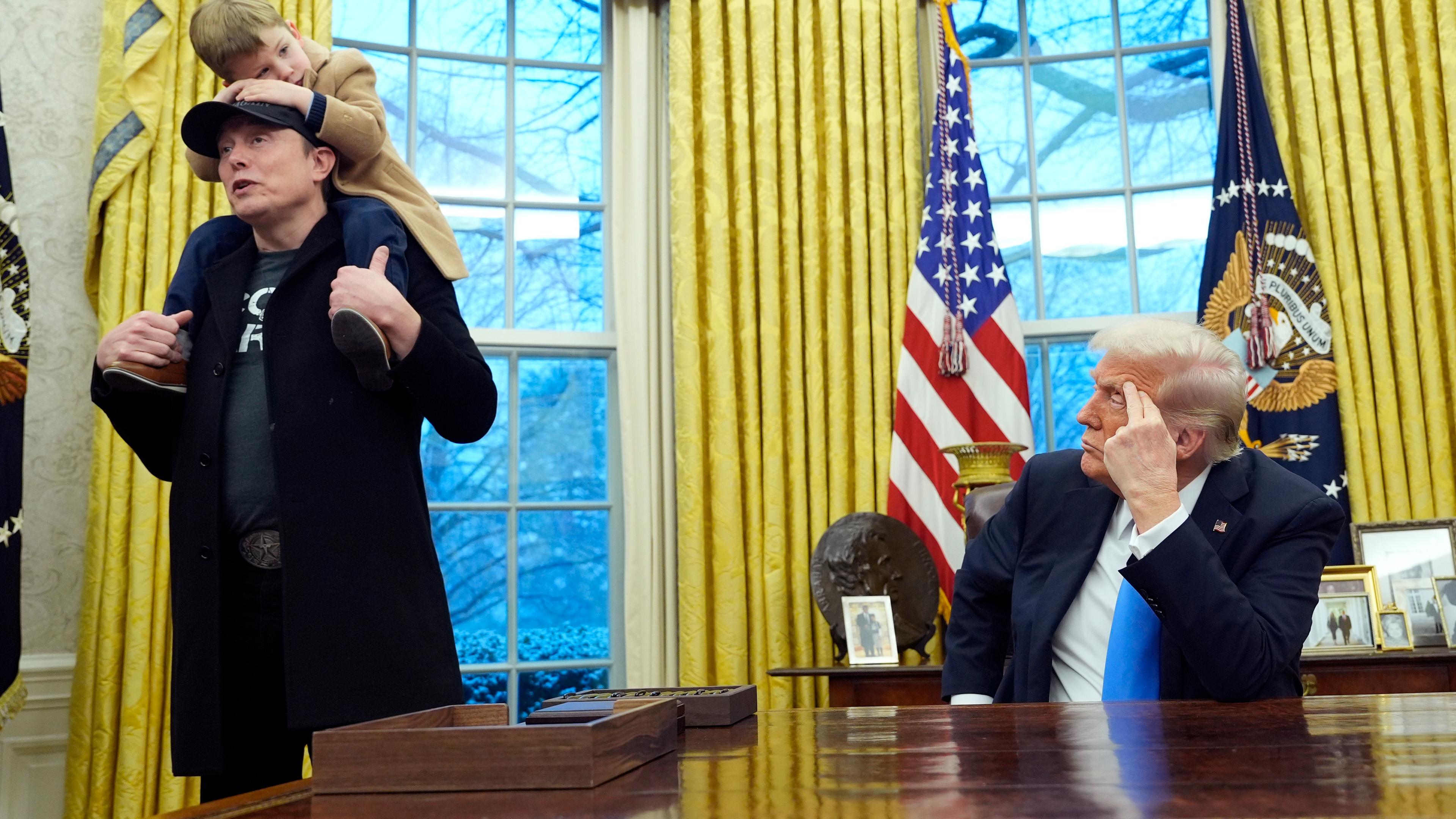Präsident Donald Trump hört Elon Musk zu, der am Dienstag, dem 11. Februar 2025, zusammen mit seinem Sohn X Æ A-Xii im Oval Office des Weißen Hauses in Washington spricht. 