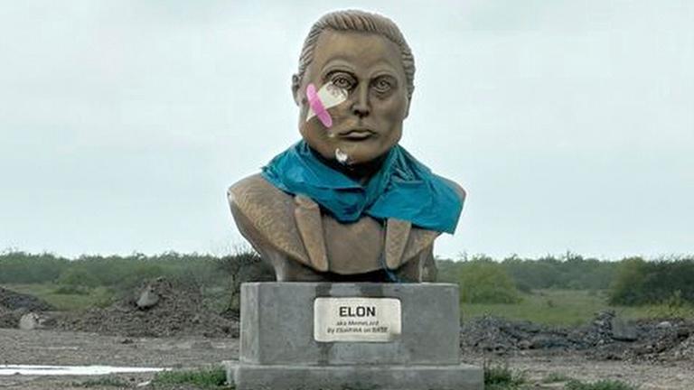 Eine Statue des SpaceX-Gründers Elon Musk steht in der Nähe der texanischen Stadt Boca Chica, die zu Starbase, Texas, werden würde, wenn die Anwohner einer Maßnahme zustimmen, die das Gebiet um den Raketenstartplatz zu einer eigenen Stadt machen würde. 