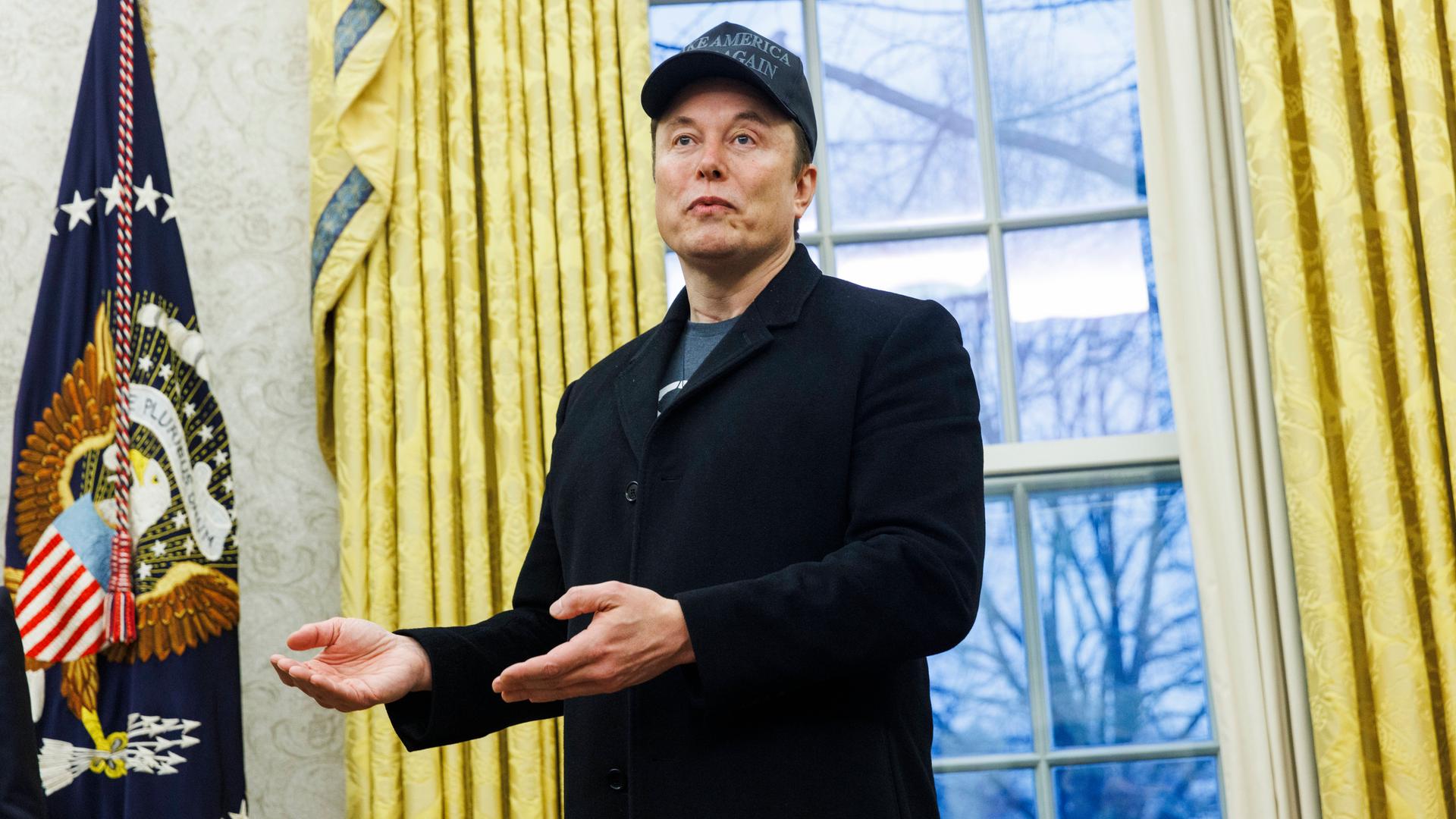 Elon Musk hält im Oval Office des Weißen Hauses eine Rede vor den Medien.