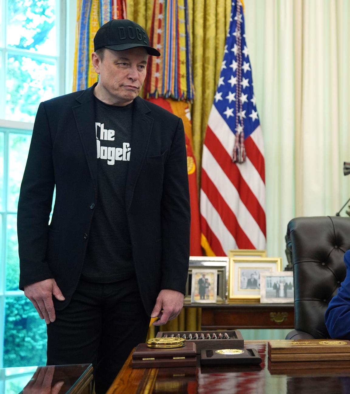 US-Präsident Donald Trump (r) nimmt an einer Pressekonferenz mit Elon Musk im Oval Office des Weißen Hauses teil.