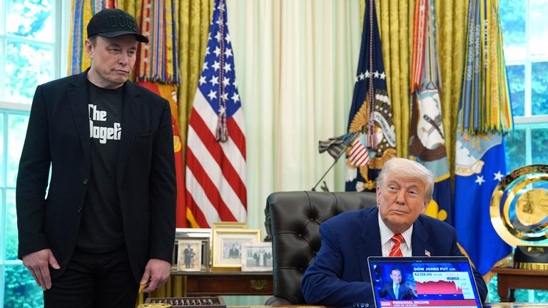 US-Präsident Donald Trump (r) nimmt an einer Pressekonferenz mit Elon Musk im Oval Office des Weißen Hauses teil.