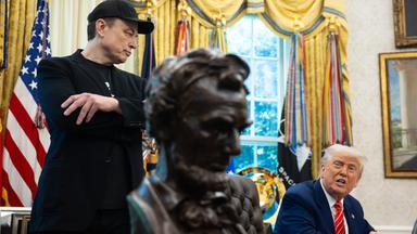 Archiv: Elon Musk und Präsident Donald Trump halten am 30. Mai 2025 im Oval Office des Weißen Hauses eine Pressekonferenz ab. Am 30.5.2025 