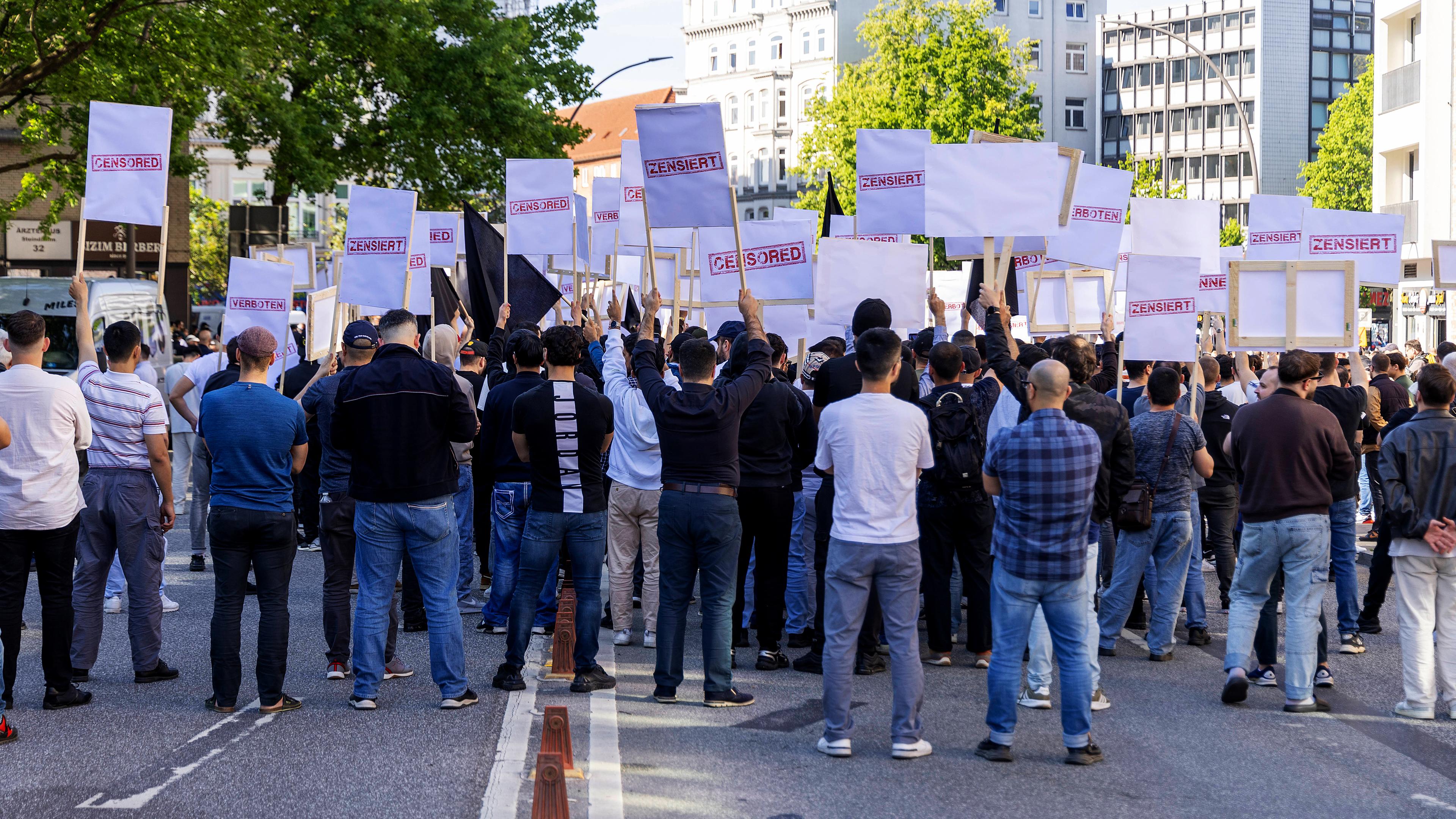 Demonstration der Gruppe Muslim Interaktiv gegen angebliche Zensur