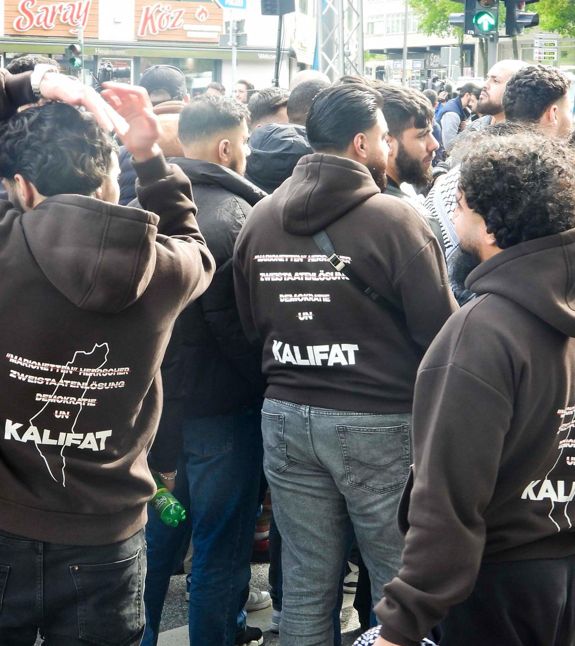 Mehrere hundert Demonstranten mit weissen Fahnen Spruchbändern Plakaten bei der Muslimaktiv Demonstration am Hamburger Steindamm