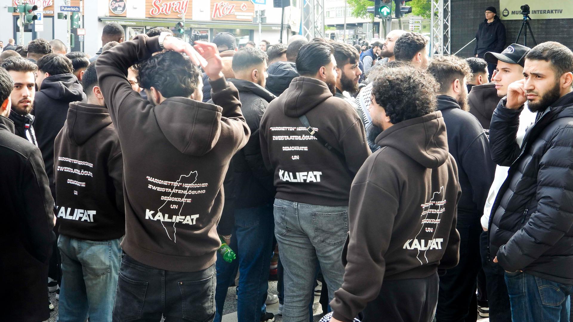 Mehrere hundert Demonstranten mit weissen Fahnen Spruchbändern Plakaten bei der Muslimaktiv Demonstration am Hamburger Steindamm