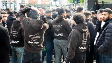 Mehrere hundert Demonstranten mit weissen Fahnen Spruchbändern Plakaten bei der Muslimaktiv Demonstration am Hamburger Steindamm