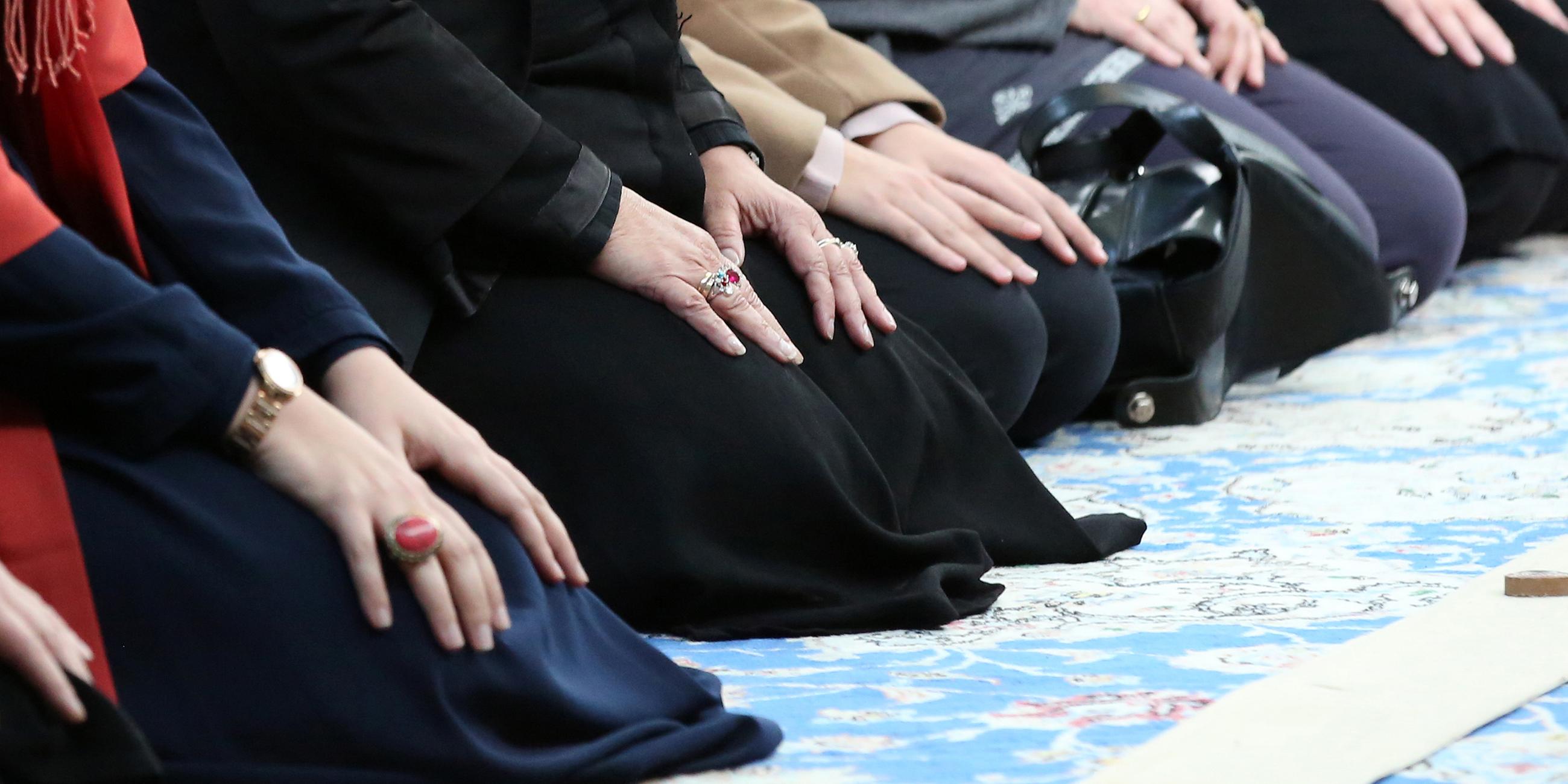 Archiv: Muslime beten am 15.01.2017 in der Imam Ali Moschee im Islamischen Zentrum in Hamburg 