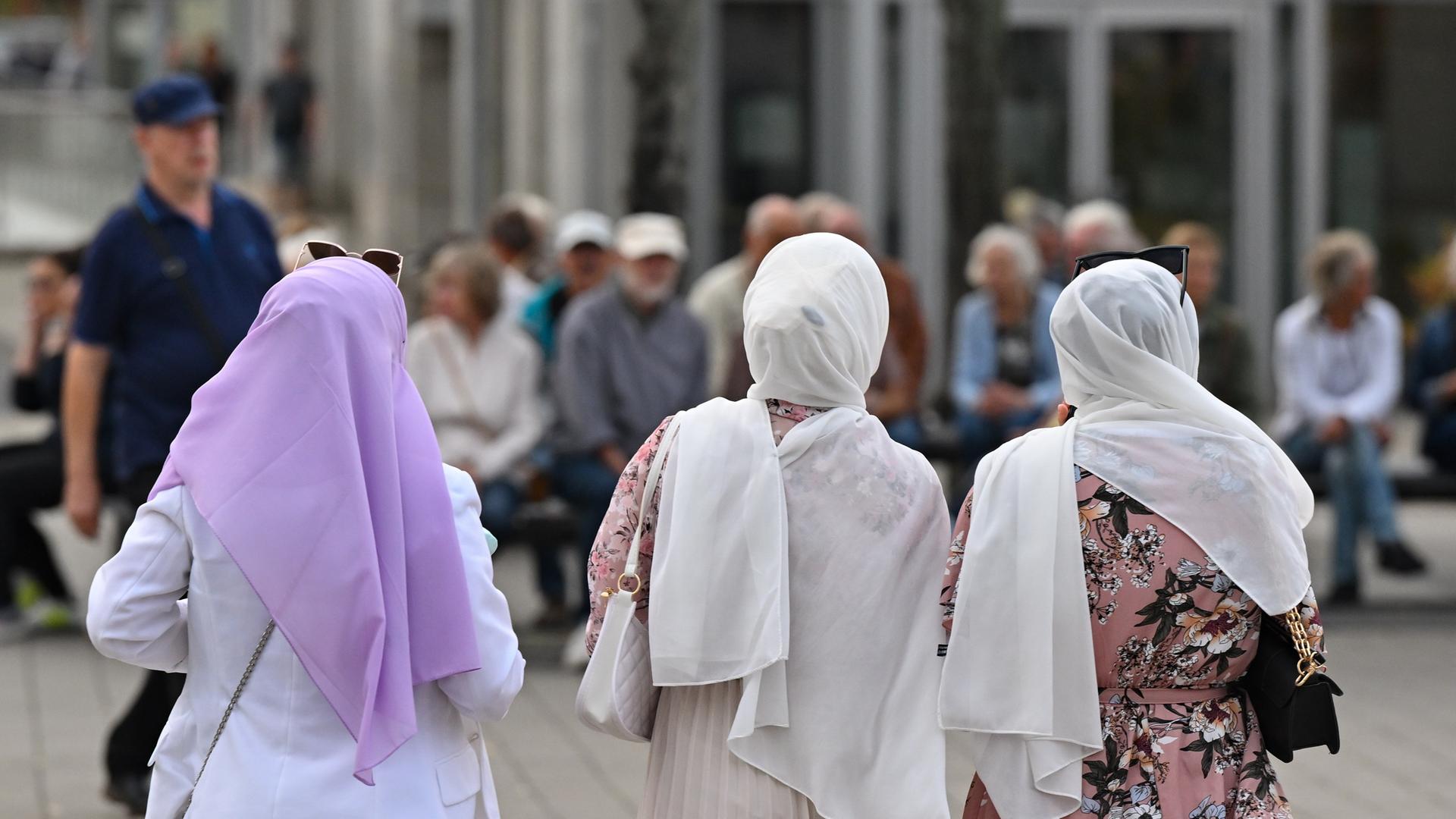 randenburg, Cottbus: Drei junge muslimische Frauen mit Kopftüchern sind in der Innenstadt von Cottbus unterwegs. Archivbild