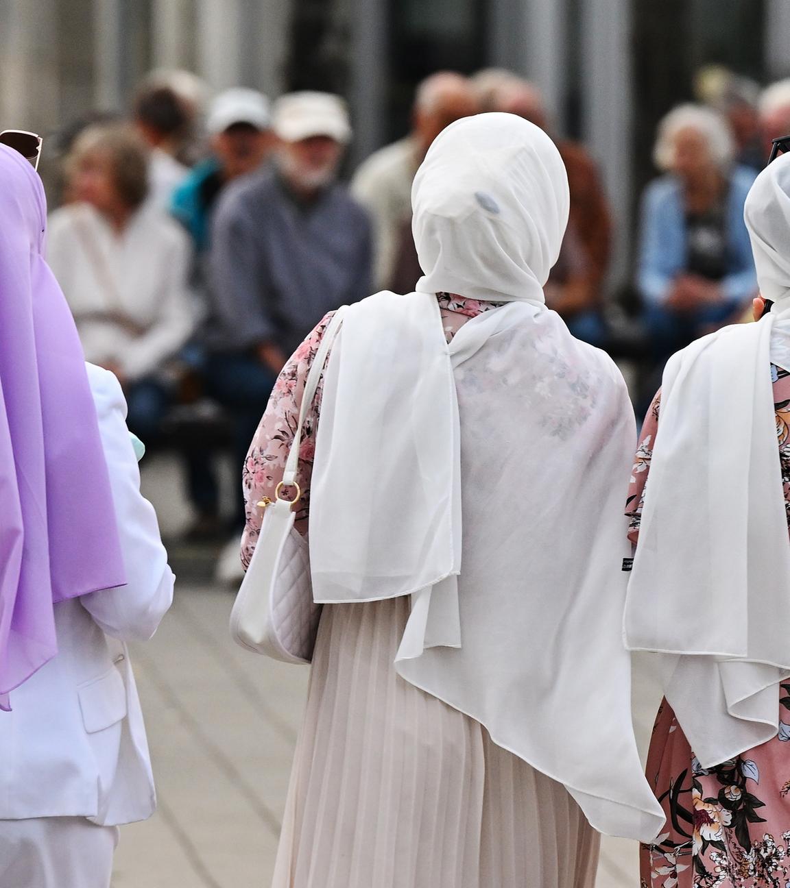 Muslimische Frauen mit Kopftüchern sind in der Innenstadt von Cottbus 