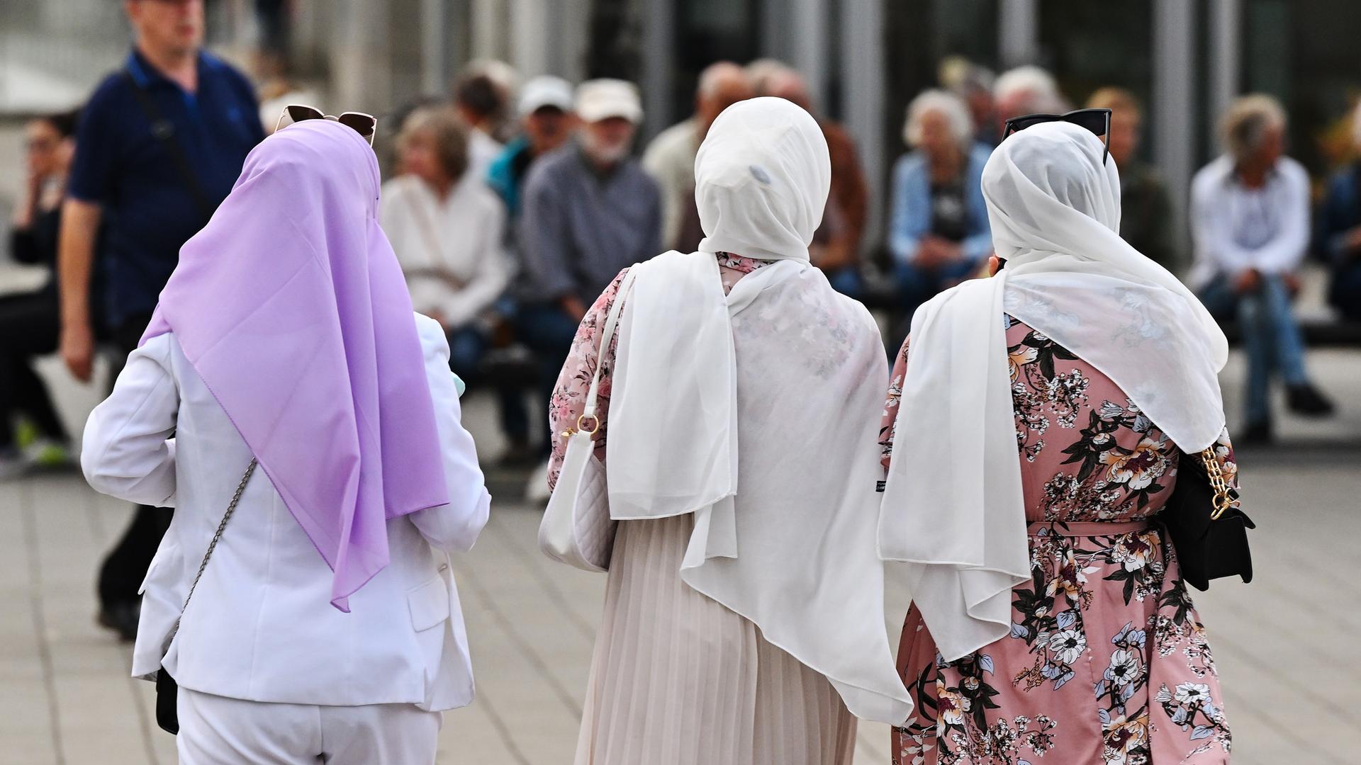 Muslimische Frauen mit Kopftüchern sind in der Innenstadt von Cottbus.
