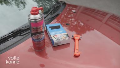 Im Bild sind einige Hilfsmittel rund ums Auto und bei Pannen zu sehen. Von Pannenspray bis Überbrückungskabel. Im Beitrag verraten wir, was man wirklich braucht.     