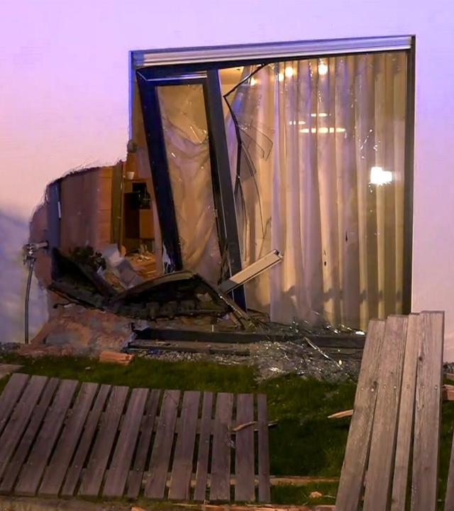 Autofahrer kracht mit Mustang in Hauswand