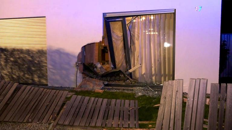 Autofahrer kracht mit Mustang in Hauswand