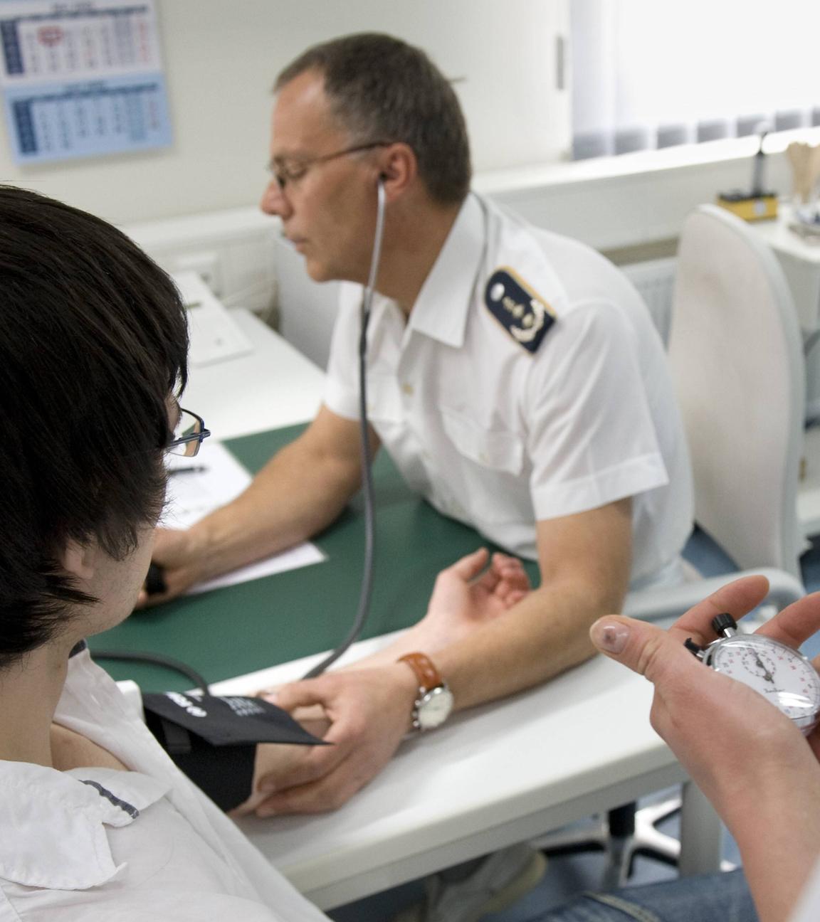 Medizinischen Test im Zentrum Nachwuchsgewinnung Ost der Dahme-Spree-Kaserne der Bundeswehr in Berlin Gruenau