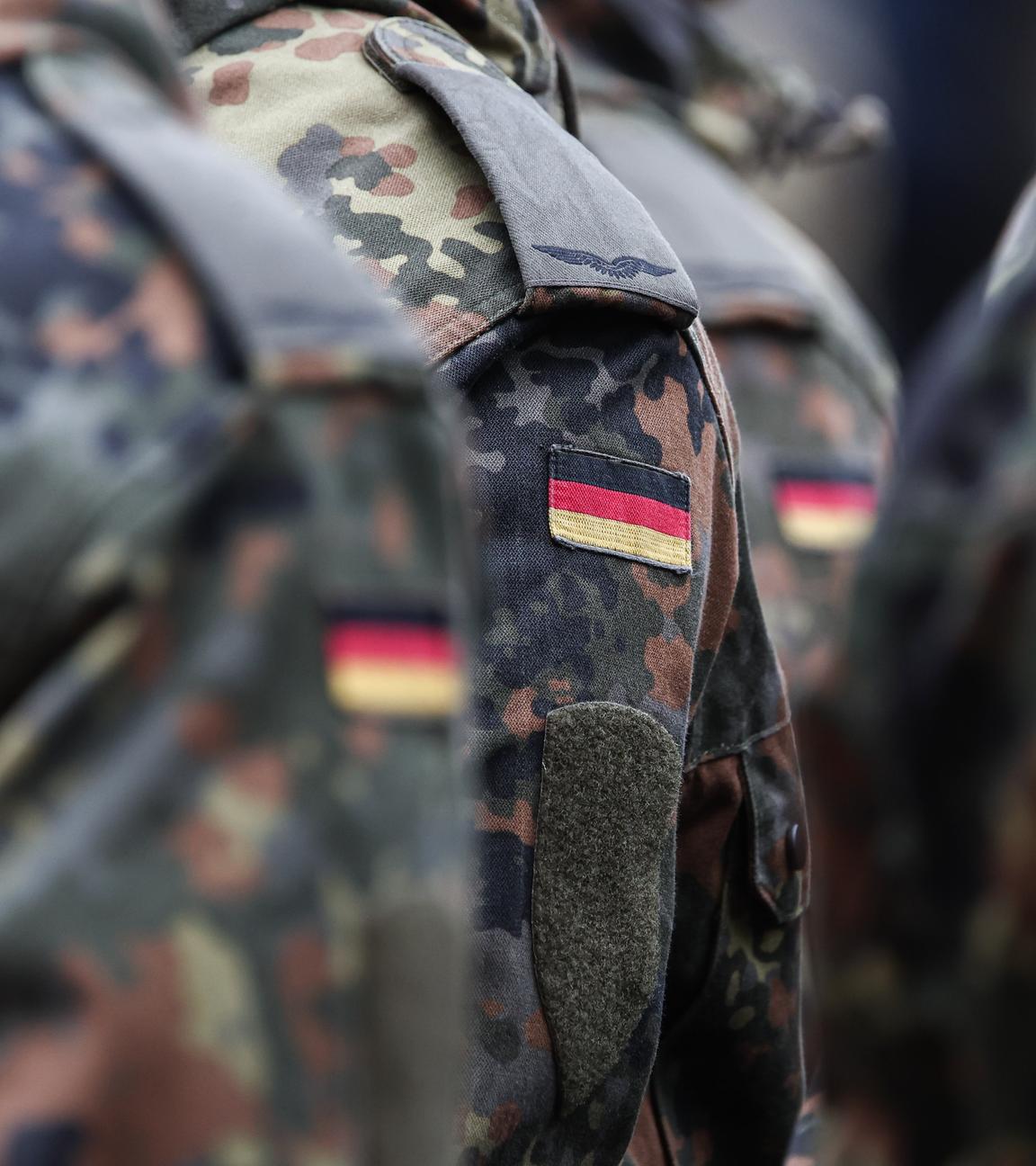 Man sieht mehrere Uniformen