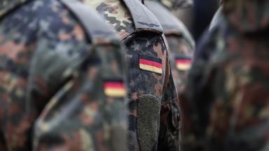 Man sieht mehrere Uniformen
