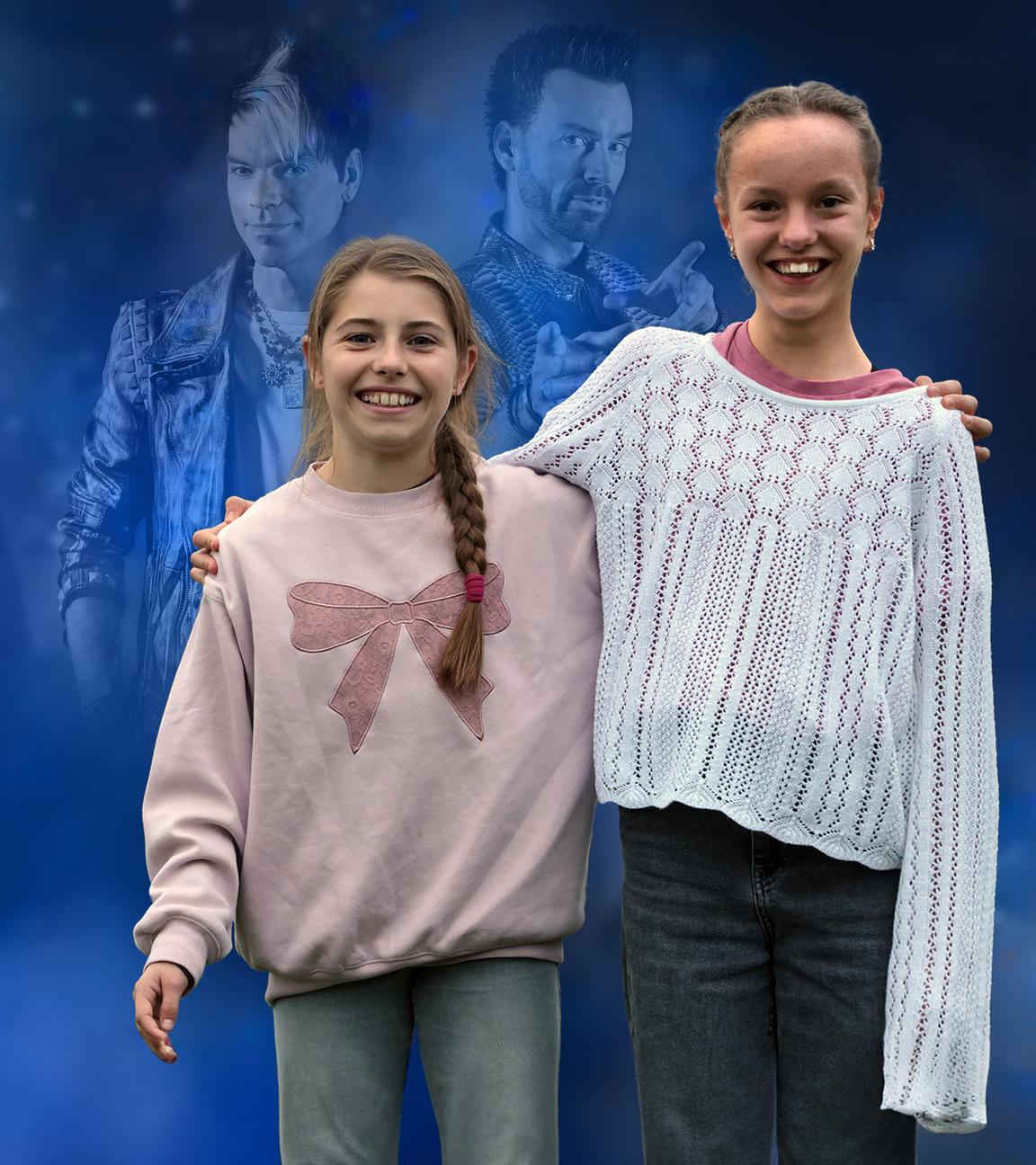 Montage: Jule und Anna, beide in Pulli und Jeans, umarmen sich und lachen. Im blau eingefärbten Hintergrund stehen Chris und Andreas Ehrlich in ihren Lederjacken, die ebenfalls nach vorne schauen.