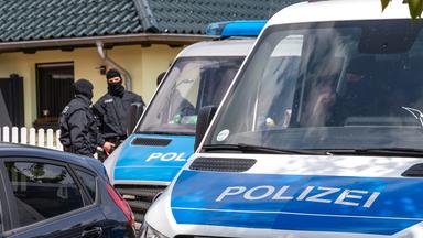 Brandenburg, Altdöbern: Polizisten durchsuchen ein Haus, Archivbild