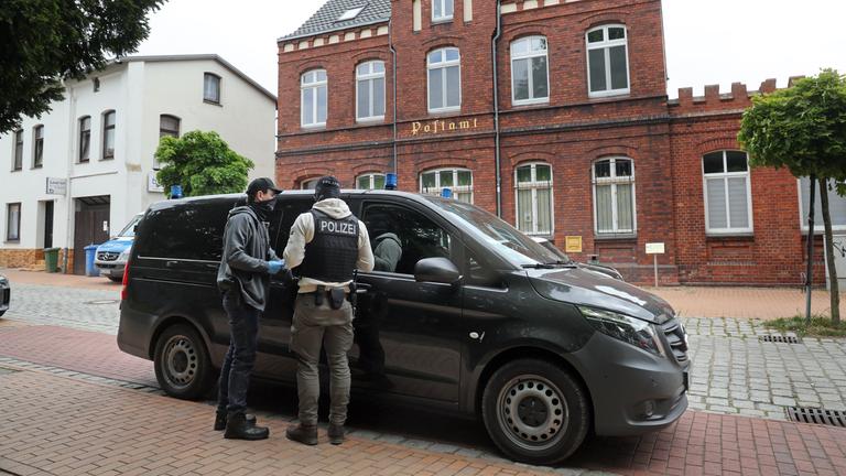 Polizei durchsucht Räume im Gebäude "Altes Postamt".