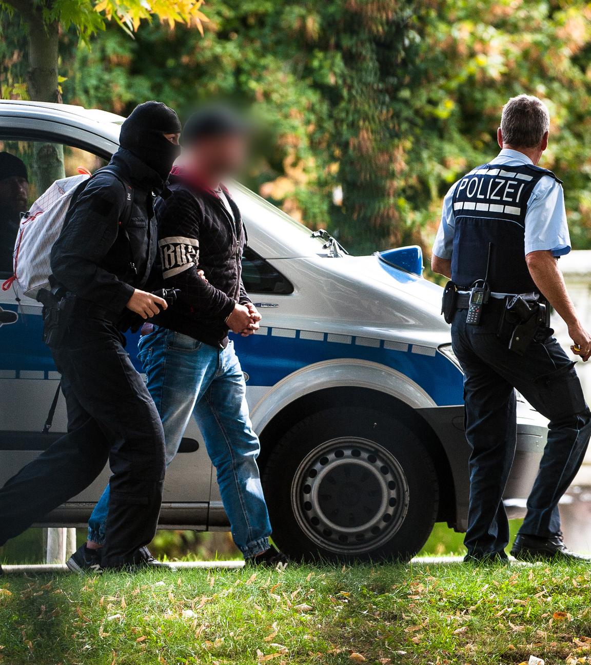 mutmassliche rechtsterroristen, die am morgen in bayern und sachsen festgenommen wurden, erreichen den bundesgerichtshof und werden von polizisten abgefuehrt.