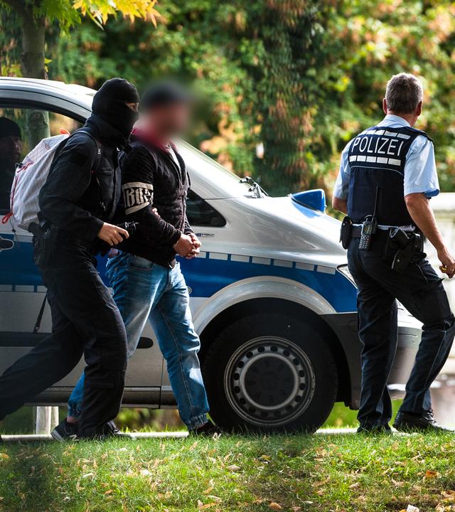 mutmassliche rechtsterroristen, die am morgen in bayern und sachsen festgenommen wurden, erreichen den bundesgerichtshof und werden von polizisten abgefuehrt.