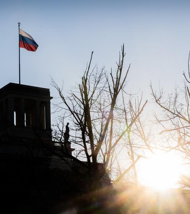 Die Botschaft der Russischen Föderation in Berlin. Auf dem Gebäude weht die russiche Flagge 