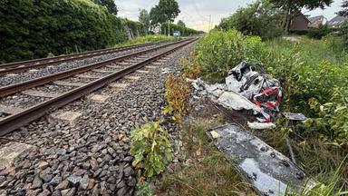 Verschmort sind die Überreste eines Verteilerkastens nach einem mutmaßlichen Brandanschlag, aufgenommen am 14.07.2026