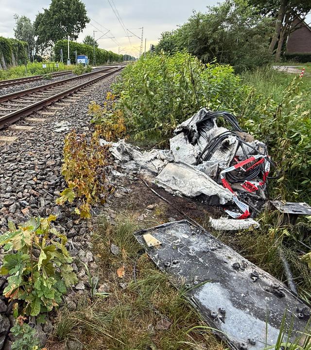 Verschmort sind die Überreste eines Verteilerkastens nach einem mutmaßlichen Brandanschlag, aufgenommen am 14.07.2026