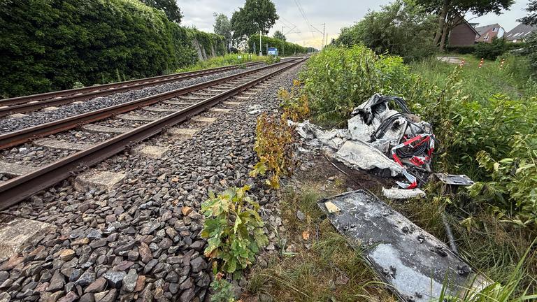 Verschmort sind die Überreste eines Verteilerkastens nach einem mutmaßlichen Brandanschlag, aufgenommen am 14.07.2026