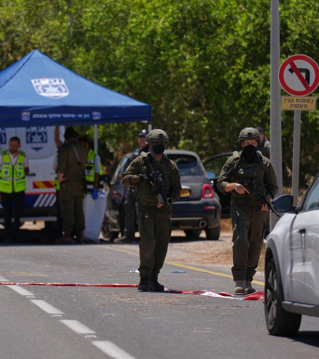 Israelische Sicherheitskräfte und Freiwillige des ZAKA-Rettungsdienstes reagieren am Tatort nach einer Serie von Schusswaffenangriffen am 07.06.2026 in Tzur Yitzhak, Israel.