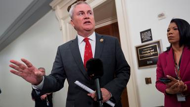 Der Vorsitzende des Aufsichtsausschusses des Repräsentantenhauses, James Comer (R-Ky.), spricht am Mittwoch, dem 6. Mai 2026, im Kapitol in Washington mit Reportern, bevor er im Rahmen der Untersuchung des Ausschusses gegen den verurteilten Sexualstraftäter Jeffrey Epstein Handelsminister Howard Lutnick befragt.