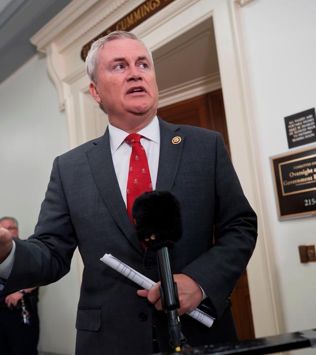 Der Vorsitzende des Aufsichtsausschusses des Repräsentantenhauses, James Comer (R-Ky.), spricht am Mittwoch, dem 6. Mai 2026, im Kapitol in Washington mit Reportern, bevor er im Rahmen der Untersuchung des Ausschusses gegen den verurteilten Sexualstraftäter Jeffrey Epstein Handelsminister Howard Lutnick befragt.