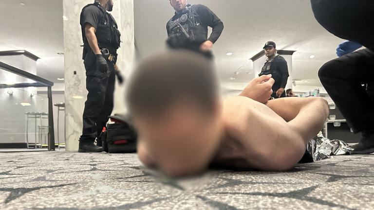 Dieses Bild, das US-Präsident Donald Trump über seinen „Truth Social“-Account (@realDonaldTrump) veröffentlicht hat, zeigt eine Person, die er als mutmaßlichen Verdächtigen des Schusswechsels beim „White House Correspondents’ Dinner“ identifiziert, nachdem dieser am 25.04.2026 festgenommen wurde.