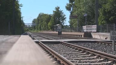 Mutter stirbt bei Unfall auf Bahnübergang