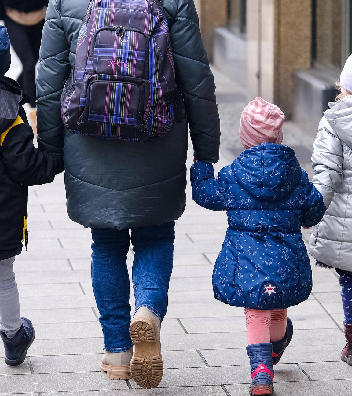 Mutter mit Kindern (Symbolfoto)