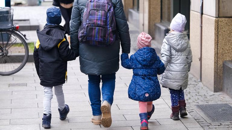 Mutter mit Kindern (Symbolfoto)